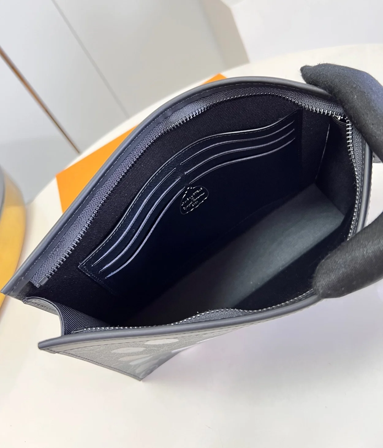 루이비통 x 야요이 쿠사마 포쉐트 보야주 M81934