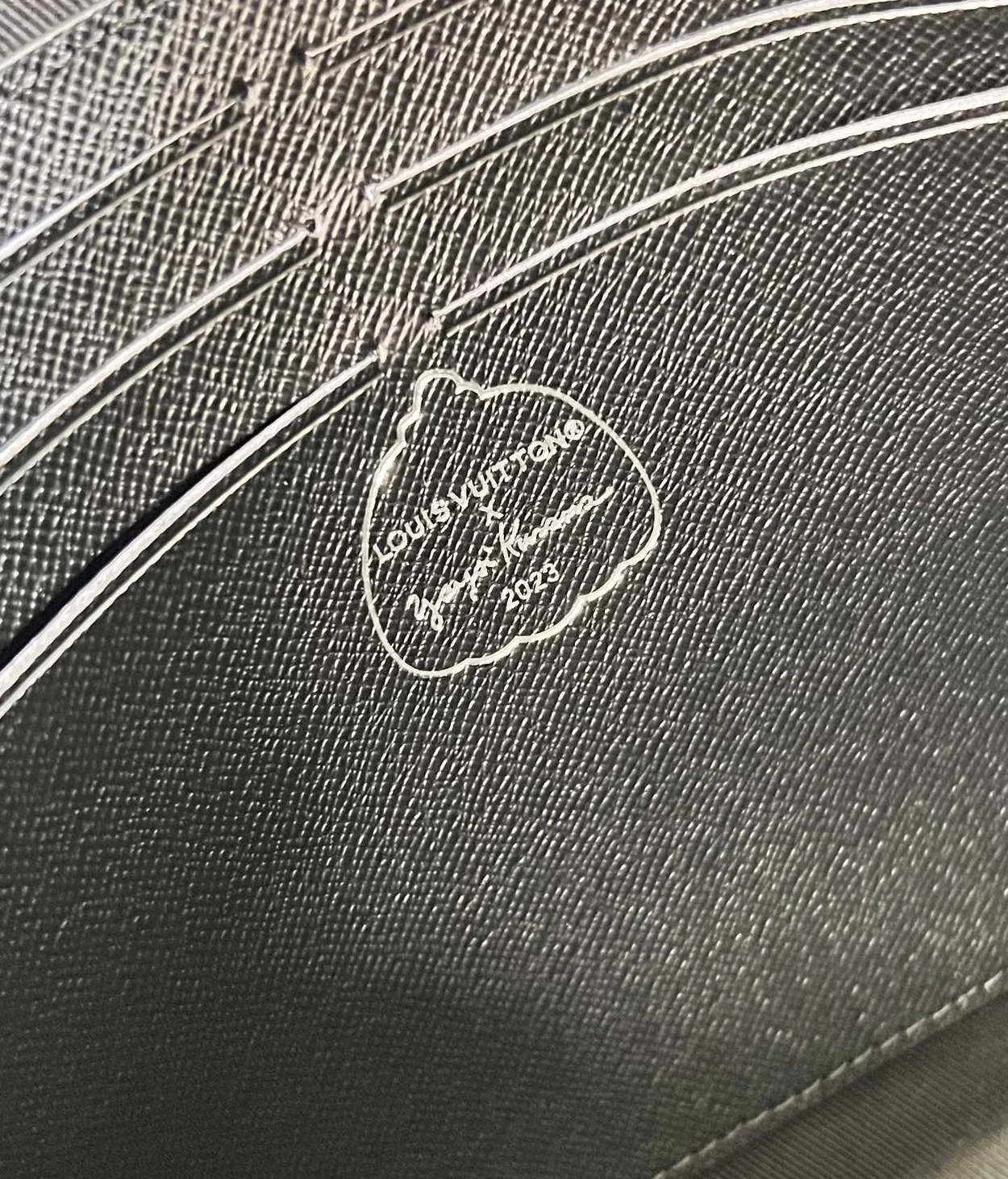 루이비통 x 야요이 쿠사마 포쉐트 보야주 M81934