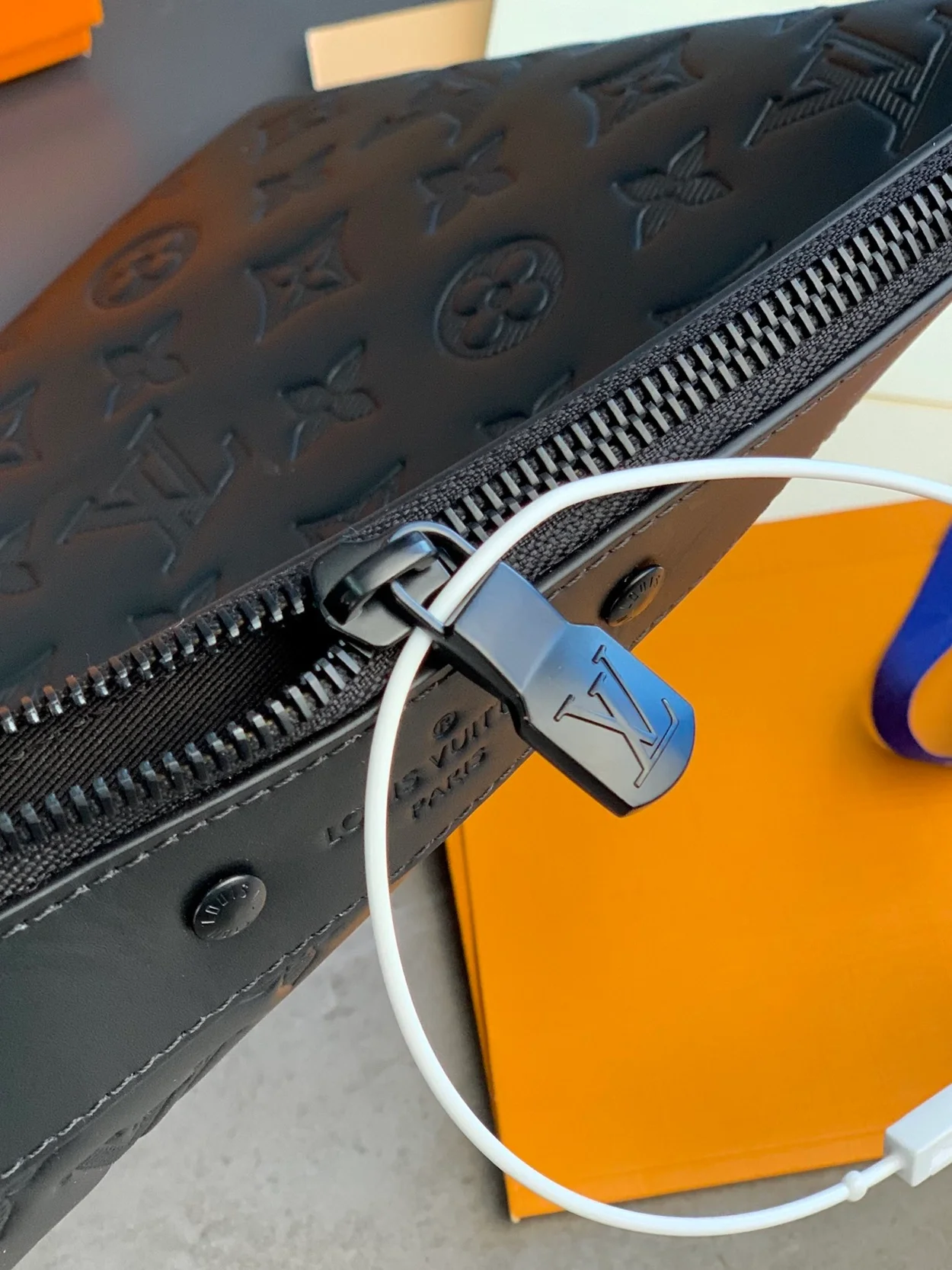 루이비통 포쉐트 To-Go 레더클러치 M81570