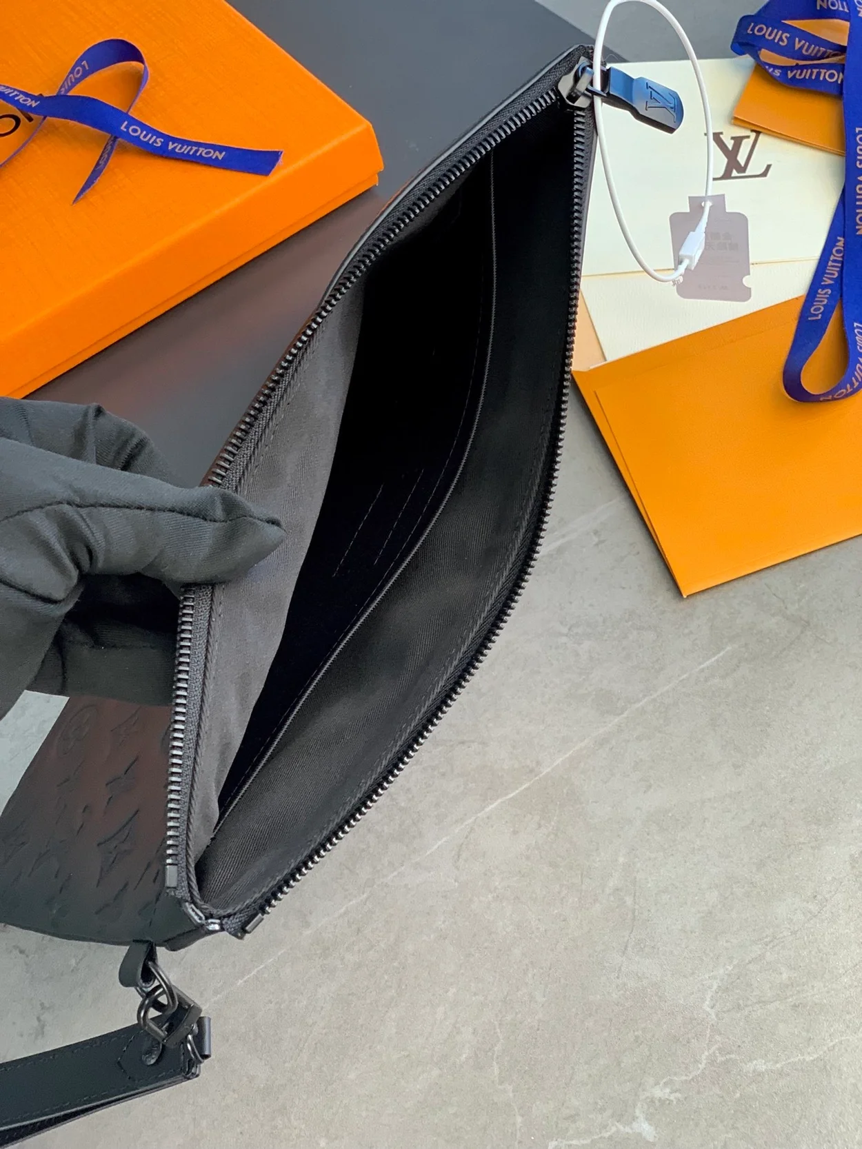 루이비통 포쉐트 To-Go 레더클러치 M81570