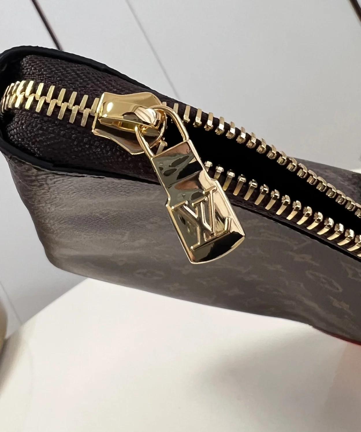 루이비통 포쉐트 주르 클러치 M82540