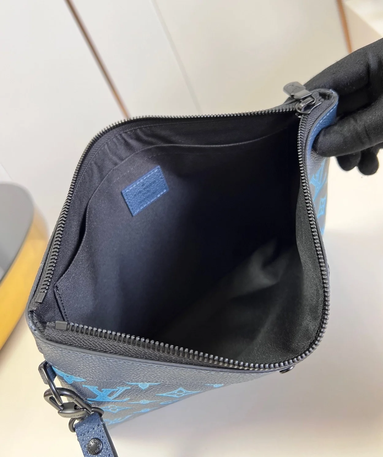 루이비통 포쉐트 To-Go 클러치 M82321