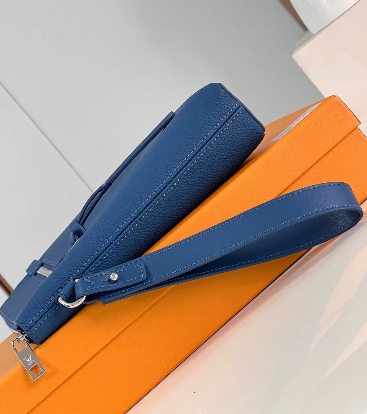 루이비통 테이크오프 파우치 M82813