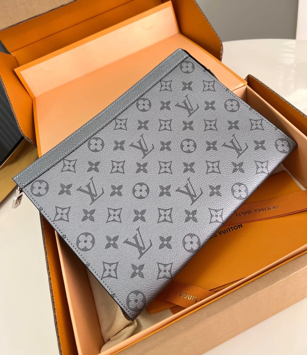 루이비통 포쉐트 보야주 MM 모노그램 캔버스 클러치 M30840