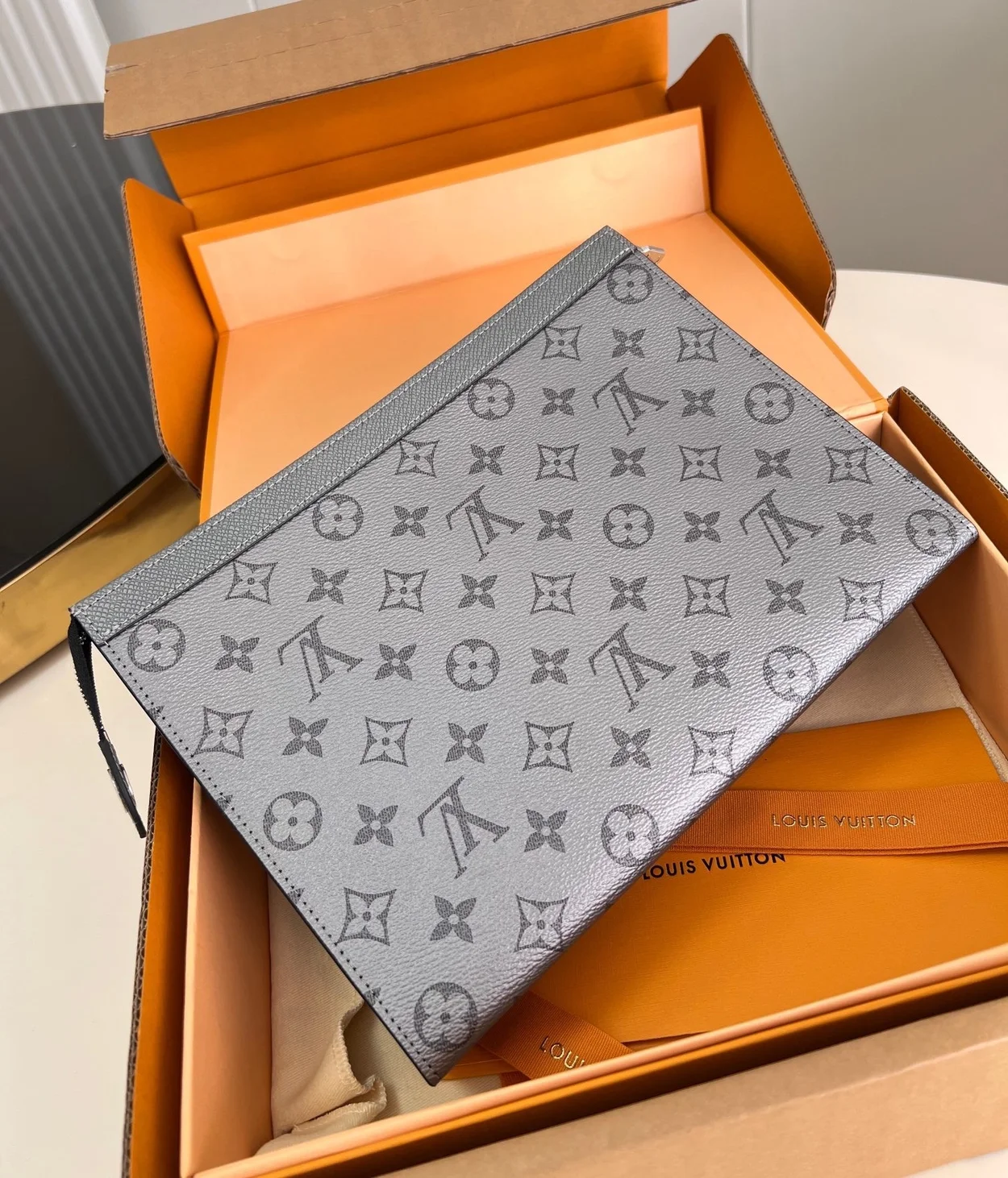 루이비통 포쉐트 보야주 MM 모노그램 캔버스 클러치 M30840