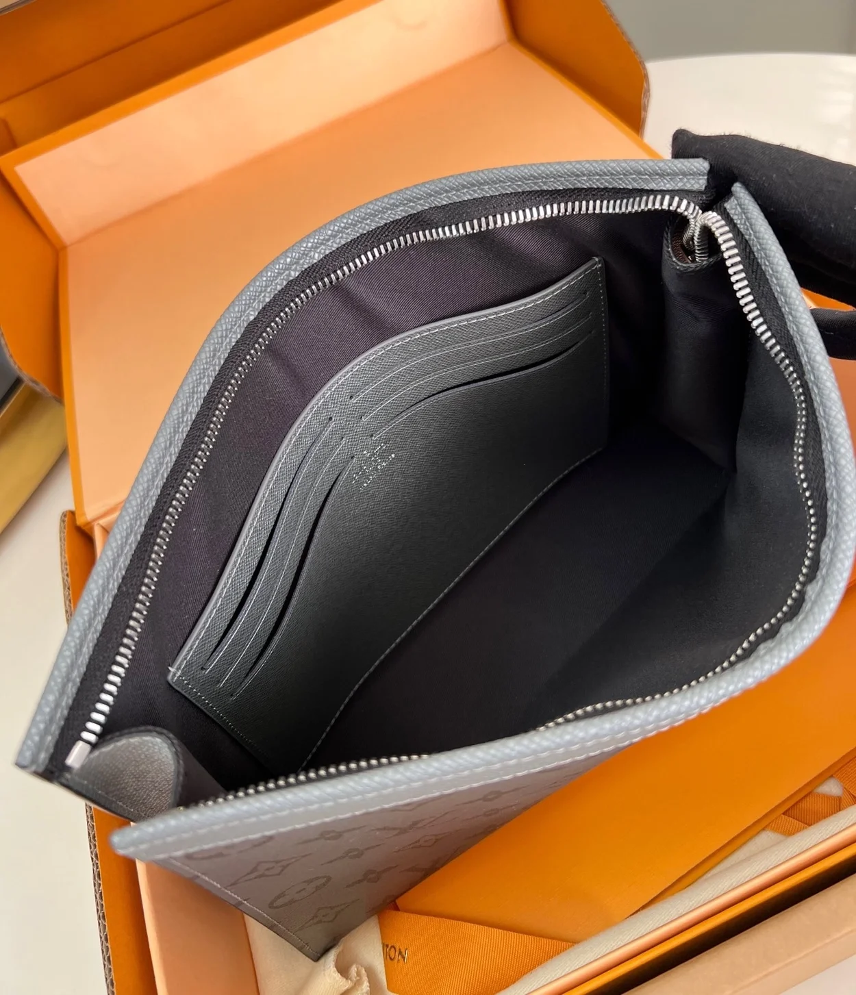 루이비통 포쉐트 보야주 MM 모노그램 캔버스 클러치 M30840