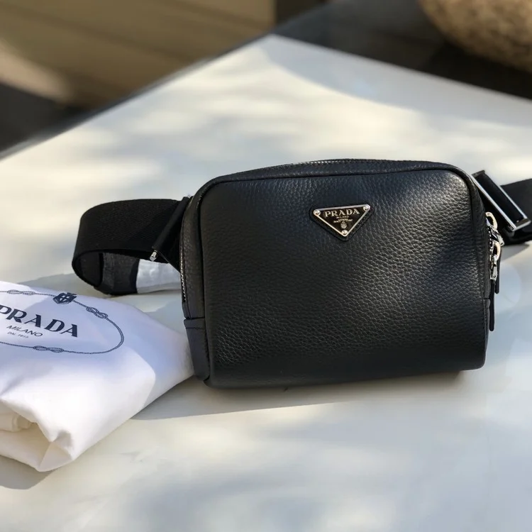 프라다 브리크 사피아노 가죽 백