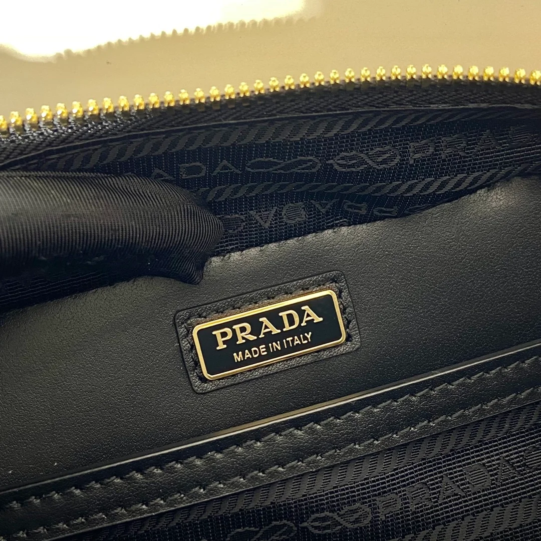 프라다 브리크 사피아노 레더 숄더백 골드