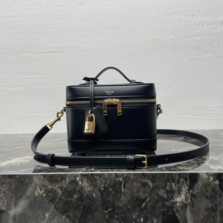 셀린느 베니티 내츄럴 카프스킨 블랙