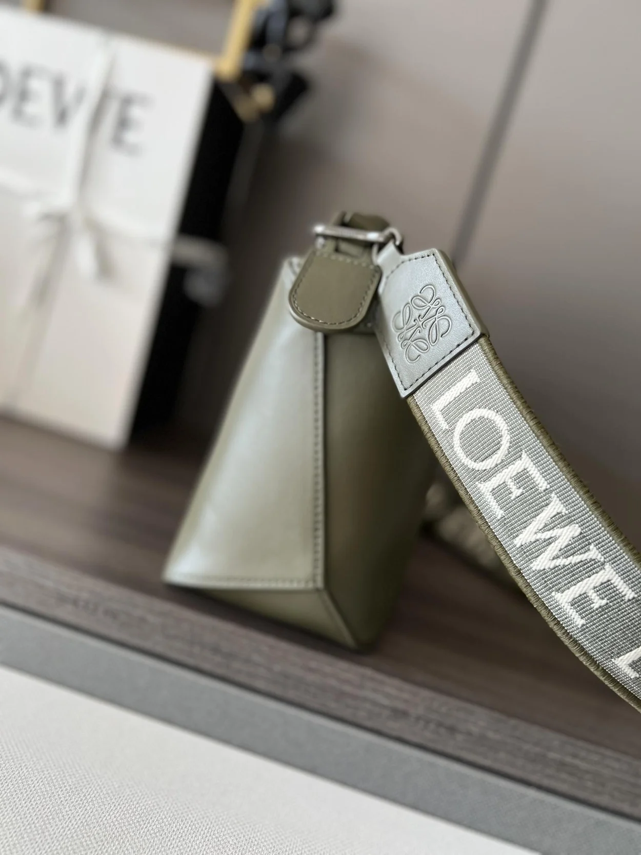 로에베 사틴 스몰 퍼즐 엣지 백 카키