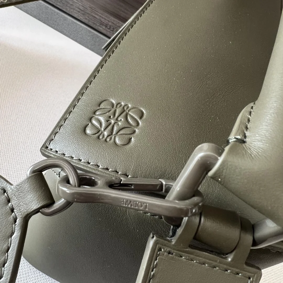 로에베 사틴 스몰 퍼즐 엣지 백 카키