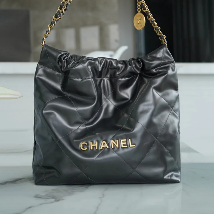 샤넬 22백 스몰 카프스킨 블랙 골드