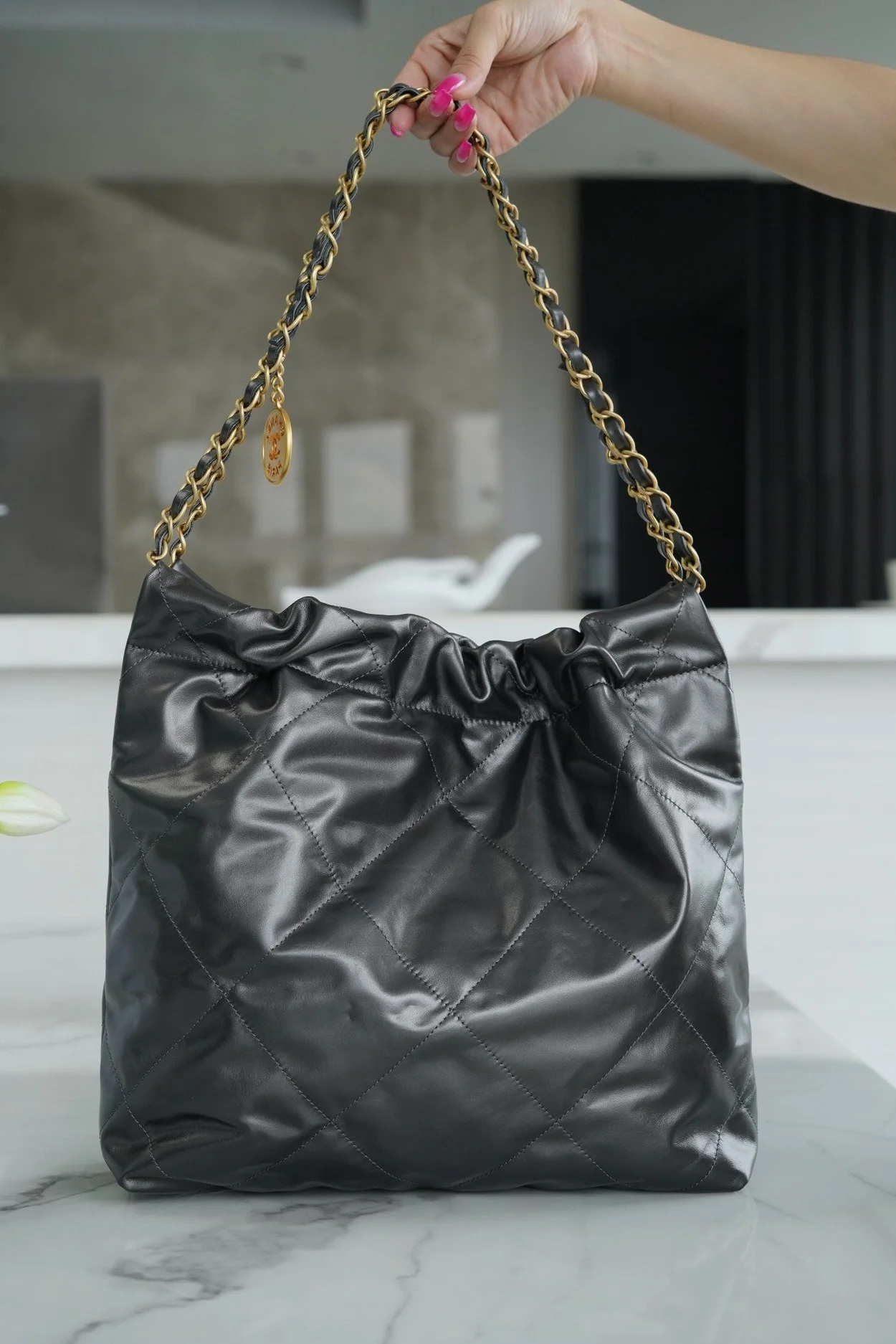 샤넬 22백 스몰 카프스킨 블랙 골드