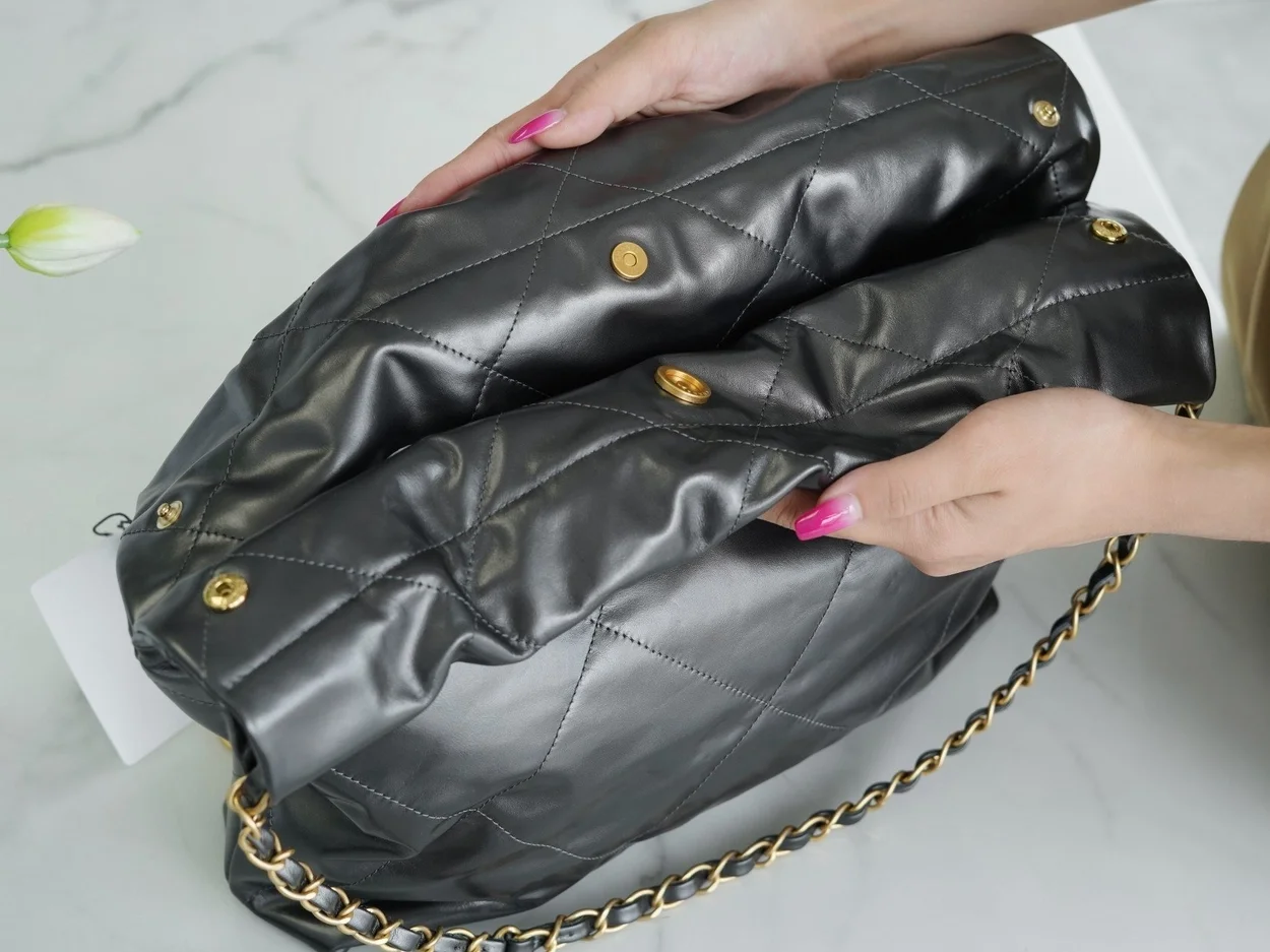 샤넬 22백 스몰 카프스킨 블랙 골드