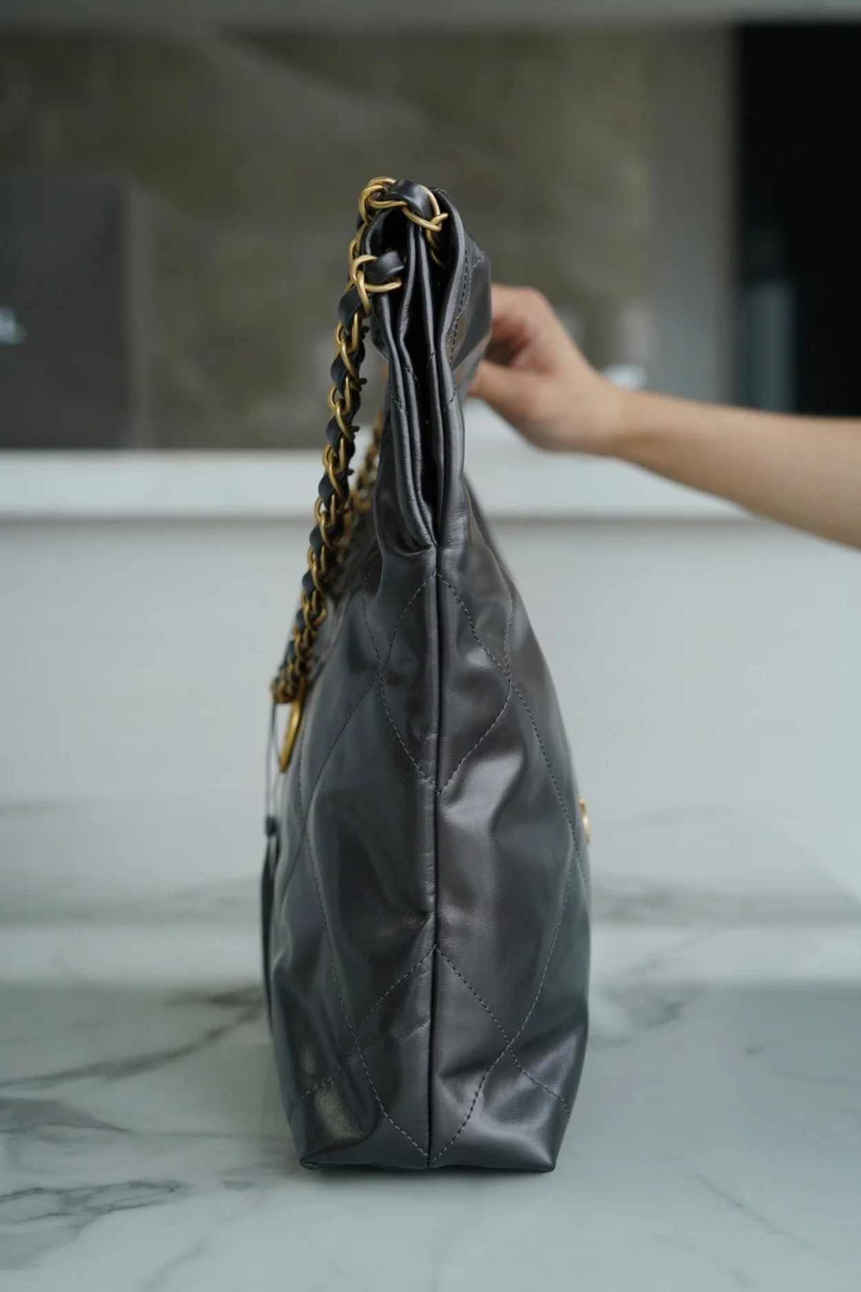 샤넬 22백 스몰 카프스킨 블랙 골드