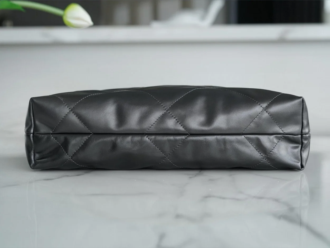 샤넬 22백 스몰 카프스킨 블랙 골드