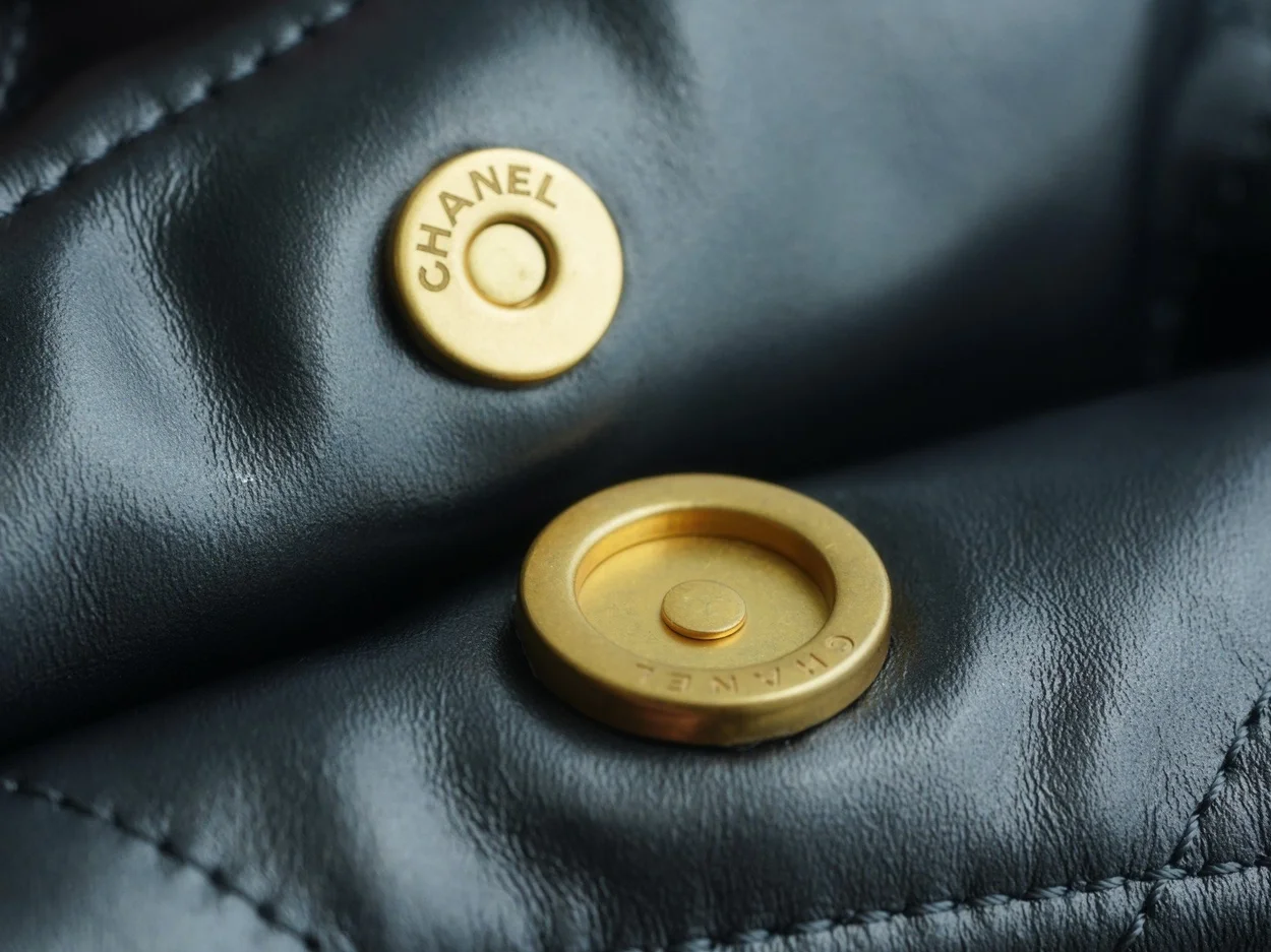 샤넬 22백 스몰 카프스킨 블랙 골드