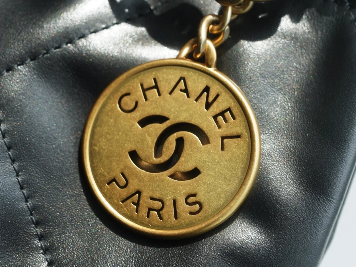 샤넬 22백 스몰 카프스킨 블랙 골드