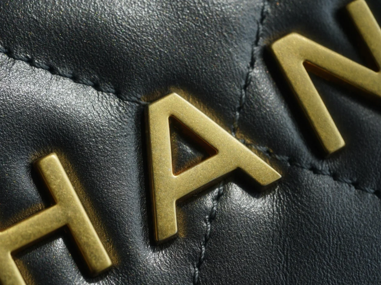 샤넬 22백 스몰 카프스킨 블랙 골드