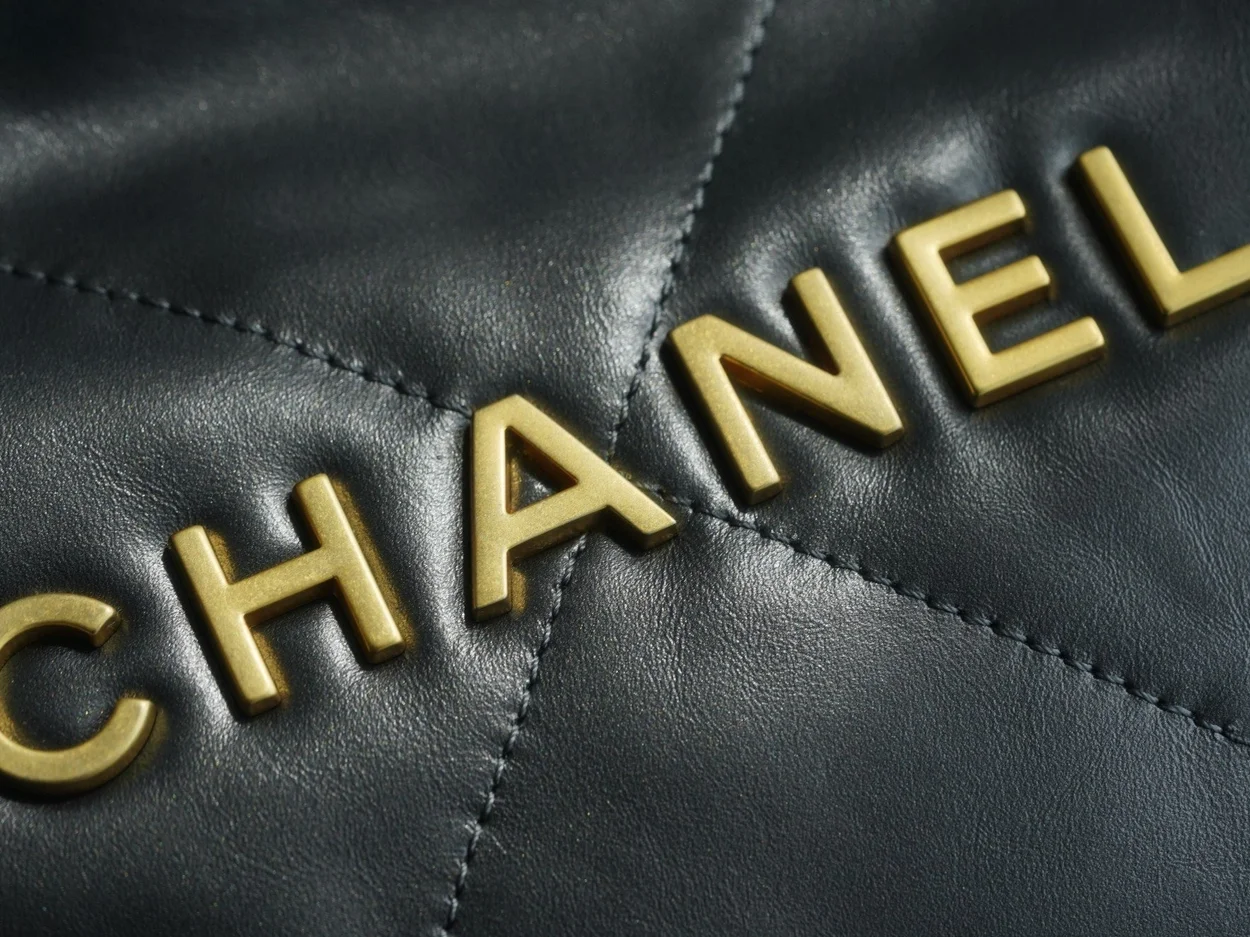 샤넬 22백 스몰 카프스킨 블랙 골드