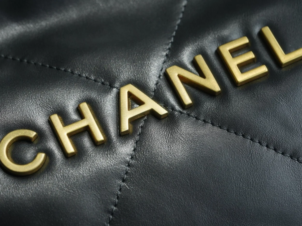 샤넬 22백 스몰 카프스킨 블랙 골드