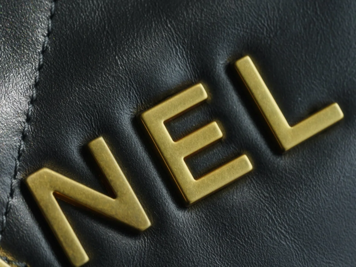 샤넬 22백 스몰 카프스킨 블랙 골드