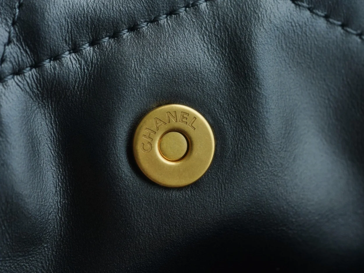 샤넬 22백 스몰 카프스킨 블랙 골드