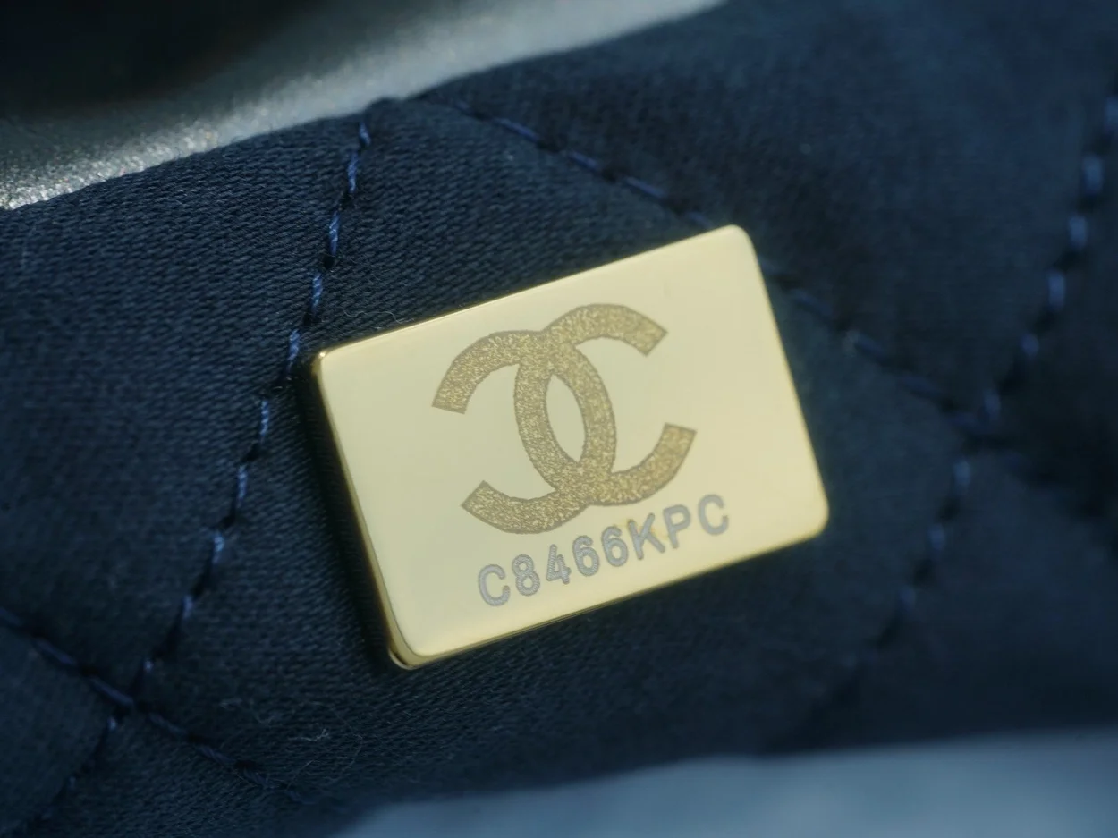 샤넬 22백 스몰 카프스킨 블랙 골드