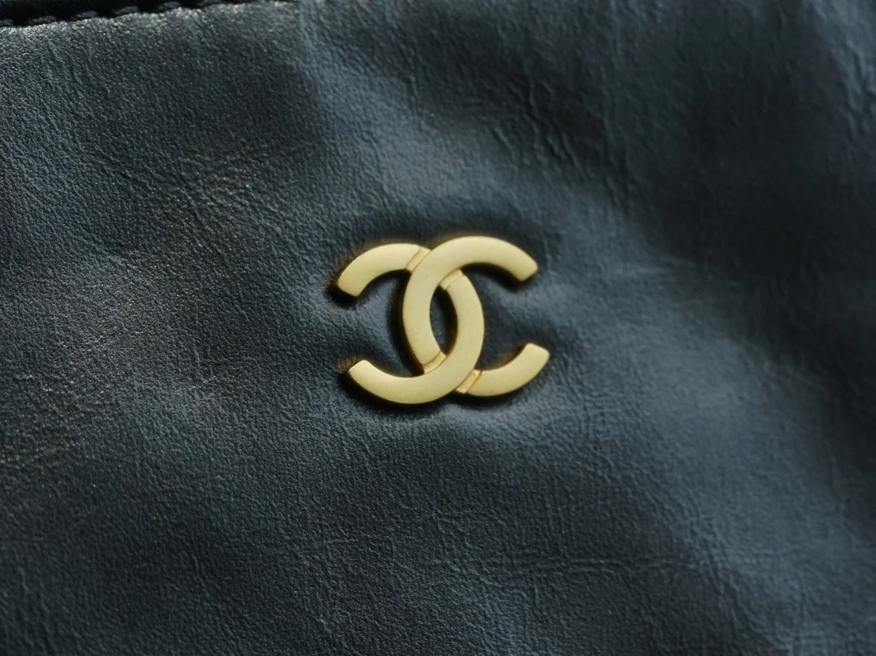 샤넬 22백 스몰 카프스킨 블랙 골드