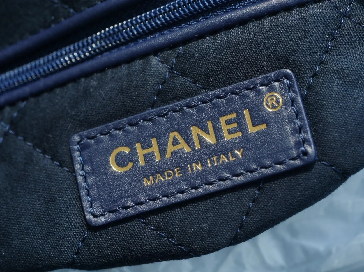 샤넬 22백 스몰 카프스킨 블랙 골드