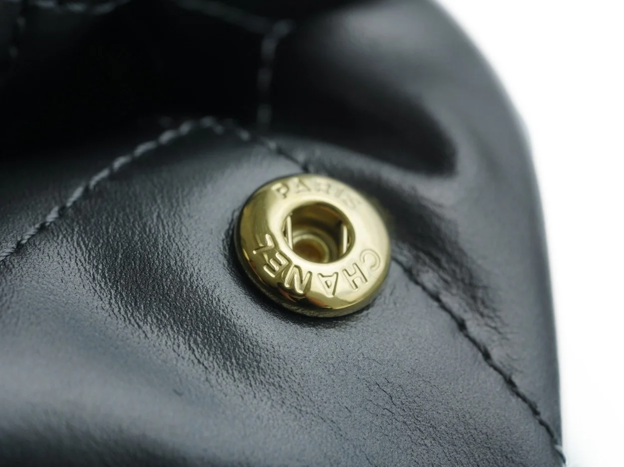 샤넬 22백 스몰 카프스킨 블랙 골드