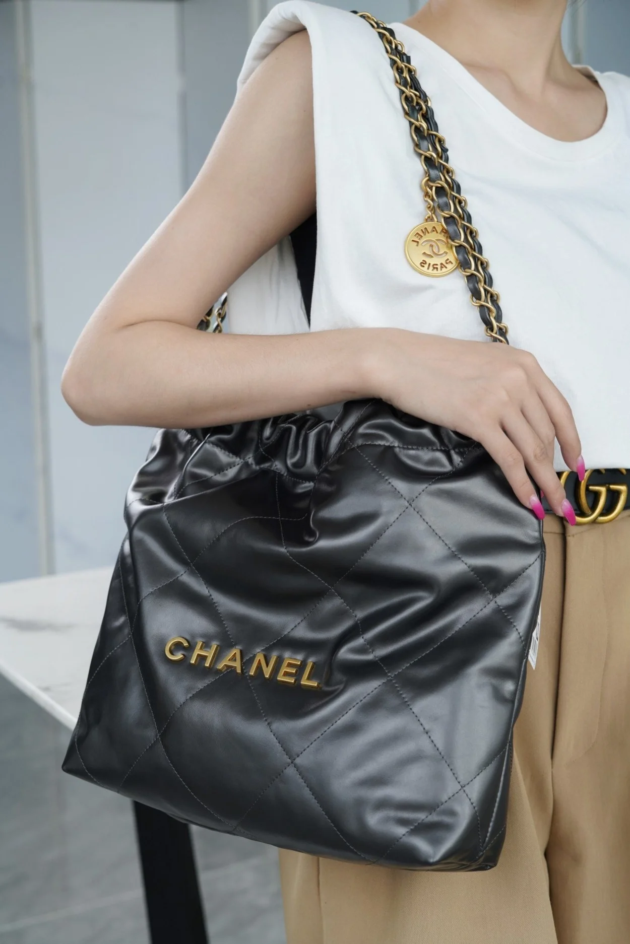 샤넬 22백 스몰 카프스킨 블랙 골드