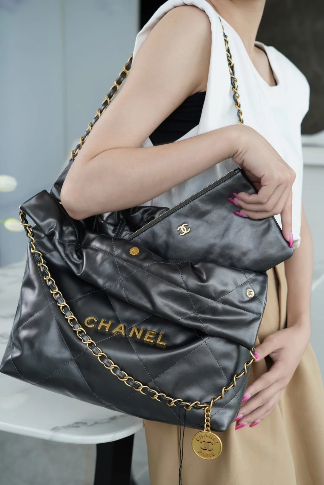 샤넬 22백 스몰 카프스킨 블랙 골드