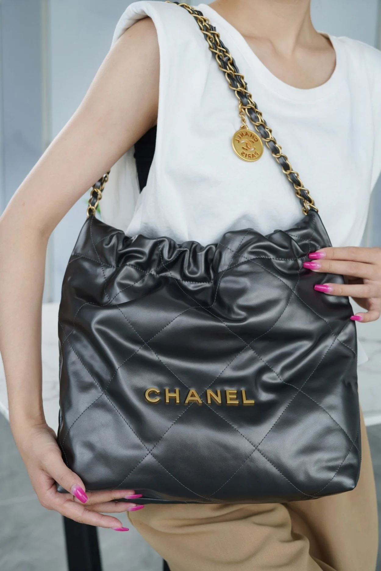 샤넬 22백 스몰 카프스킨 블랙 골드