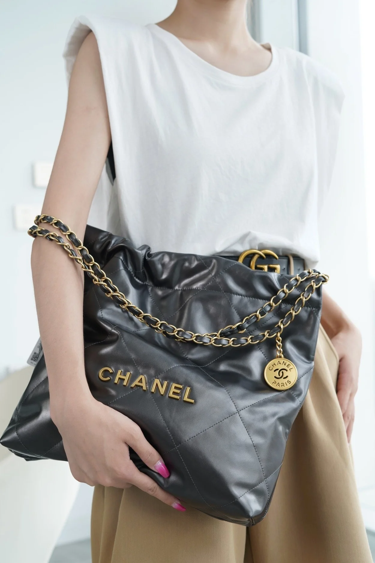 샤넬 22백 스몰 카프스킨 블랙 골드