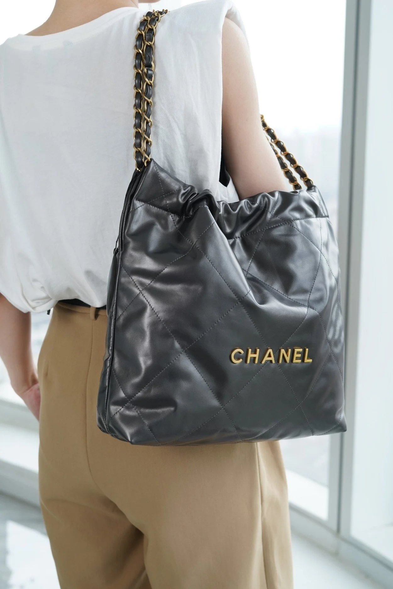 샤넬 22백 스몰 카프스킨 블랙 골드