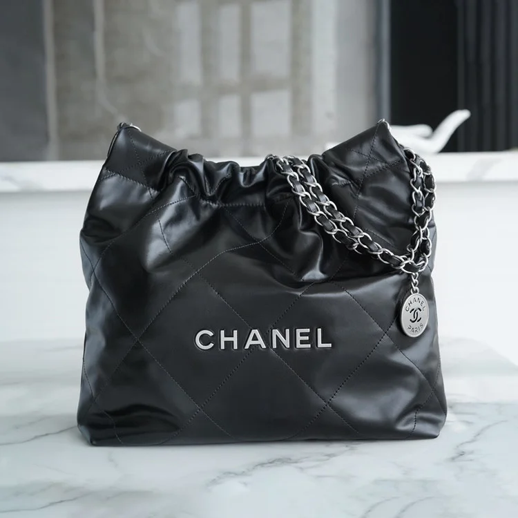 샤넬 22백 스몰 카프스킨 블랙 실버