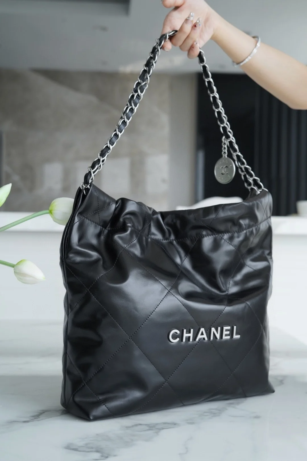 샤넬 22백 스몰 카프스킨 블랙 실버