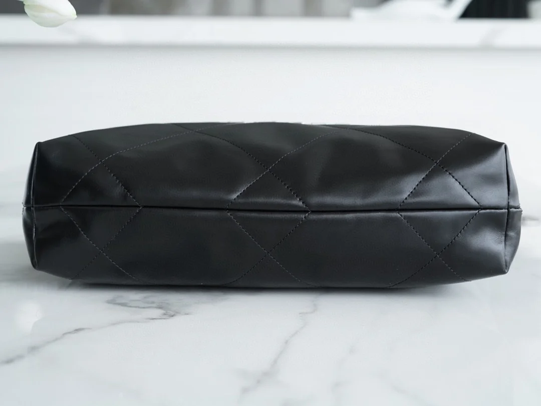 샤넬 22백 스몰 카프스킨 블랙 실버