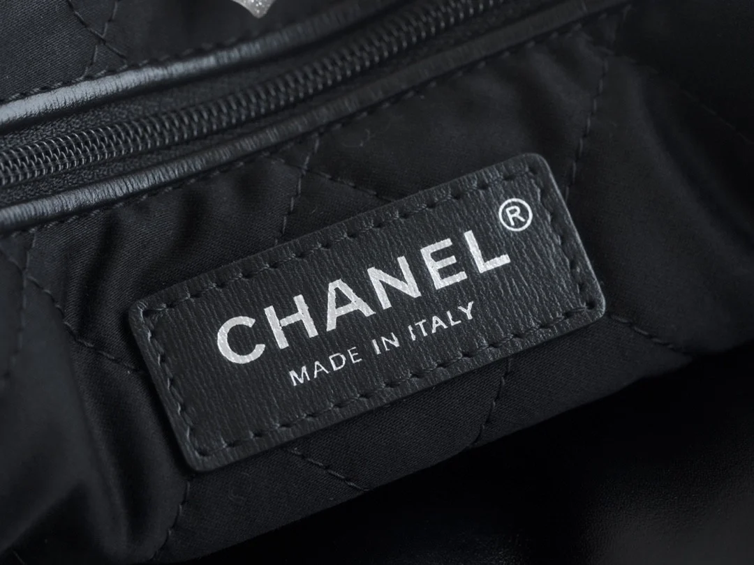 샤넬 22백 스몰 카프스킨 블랙 실버