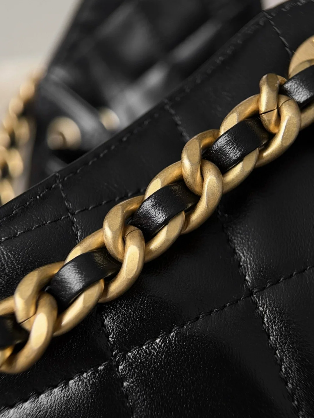 샤넬 25백 스몰 블랙 샤이니 카프스킨 호보백