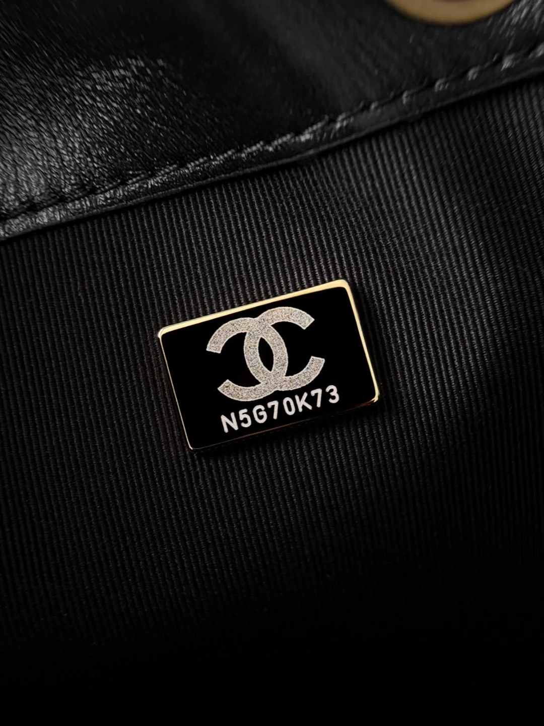 샤넬 25백 스몰 블랙 샤이니 카프스킨 호보백