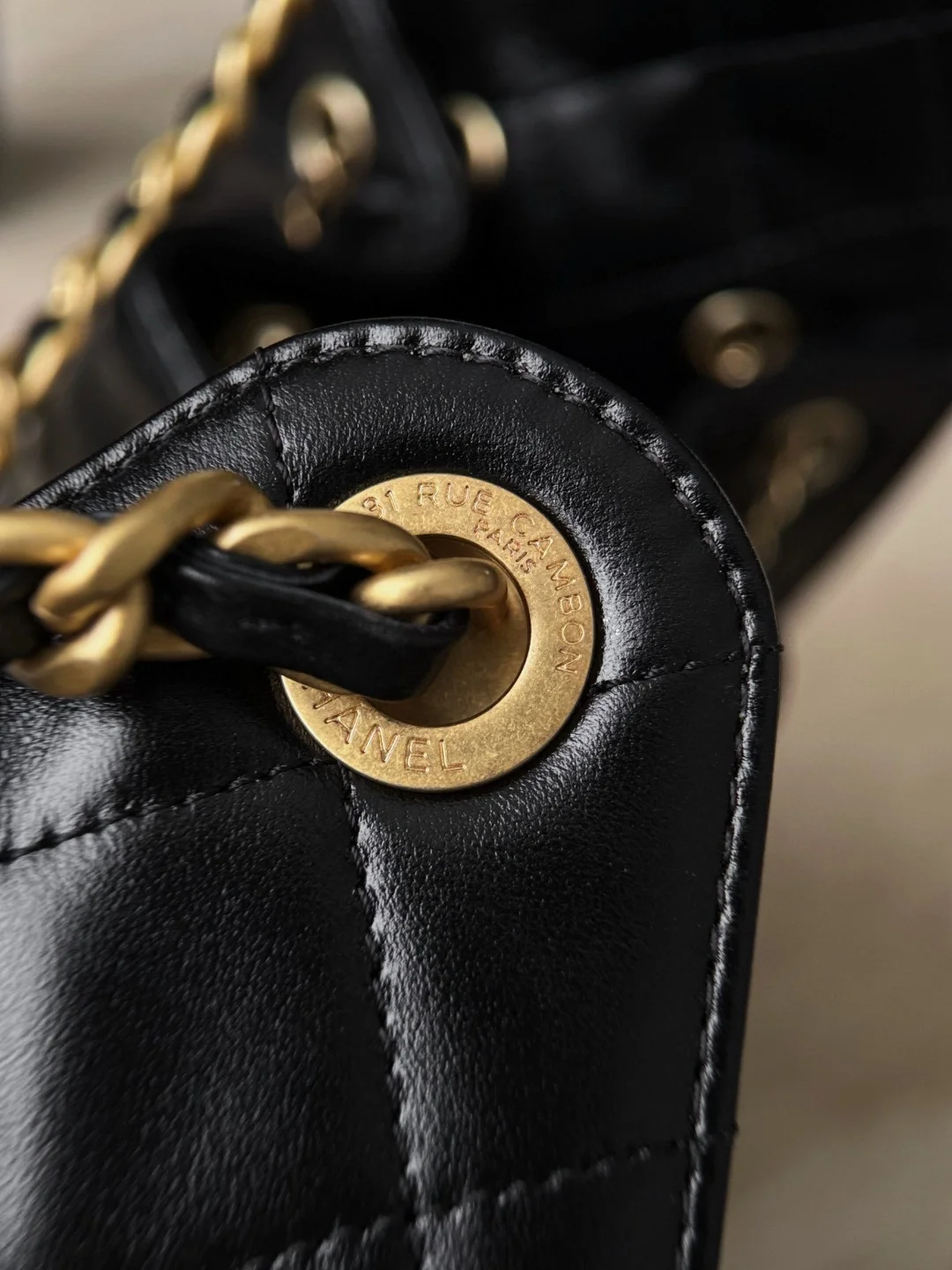 샤넬 25백 스몰 블랙 샤이니 카프스킨 호보백