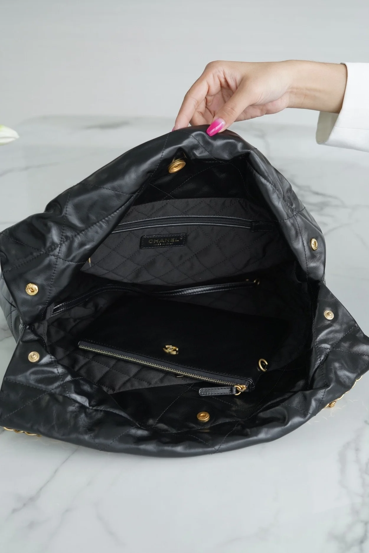 샤넬 22백 미디엄 블랙 금장