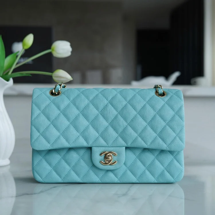 샤넬 클래식 미디엄 라이트 블루 금장 카프스킨