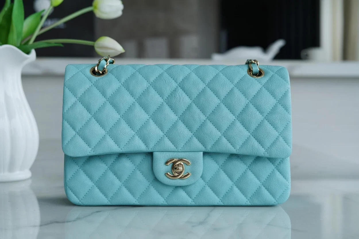 샤넬 클래식 미디엄 라이트 블루 금장 카프스킨