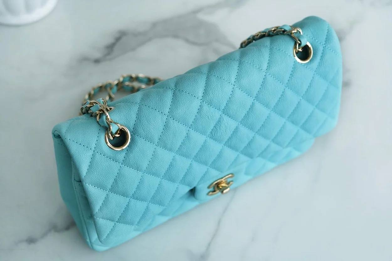 샤넬 클래식 미디엄 라이트 블루 금장 카프스킨