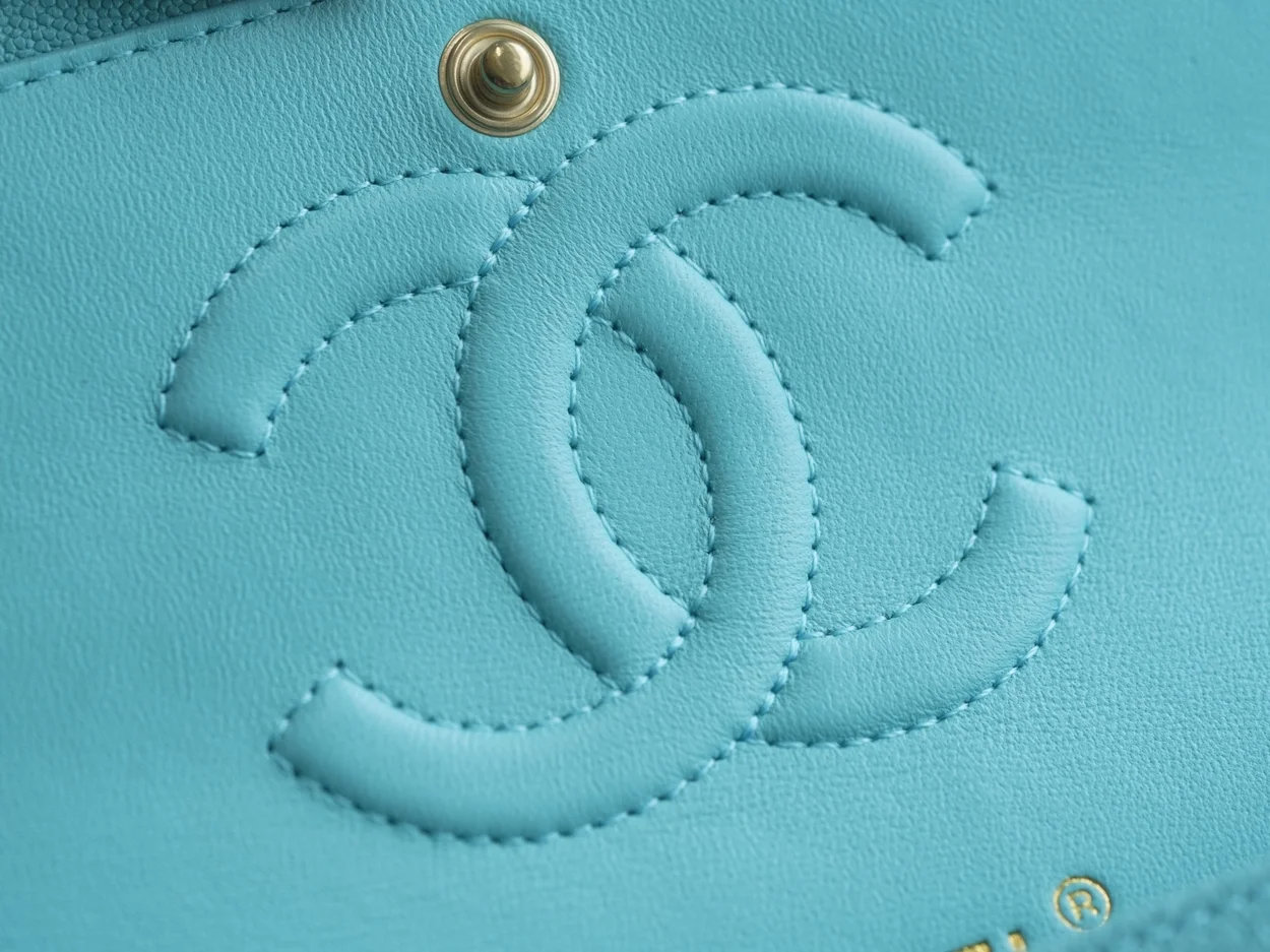 샤넬 클래식 미디엄 라이트 블루 금장 카프스킨