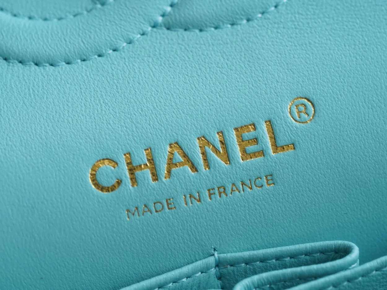 샤넬 클래식 미디엄 라이트 블루 금장 카프스킨