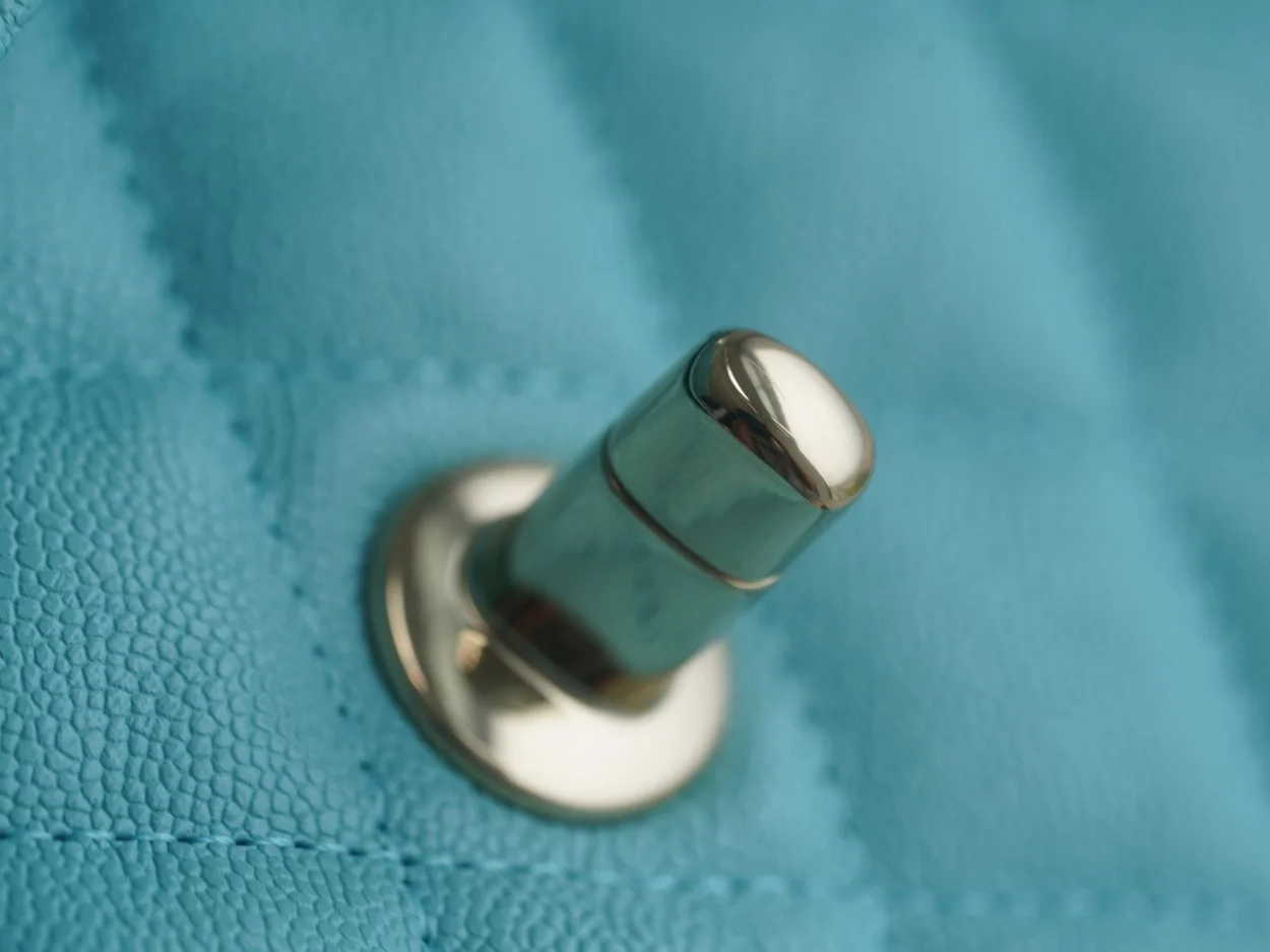 샤넬 클래식 미디엄 라이트 블루 금장 카프스킨